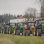 Francia, agricoltori sui trattori in marcia verso Parigi