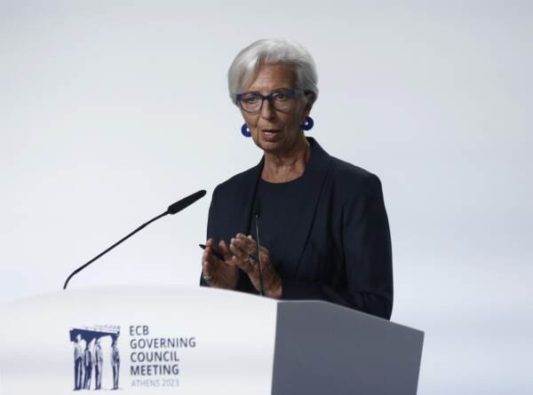 Il presidente della BCE Christine Lagarde in conferenza stampa presso la Banca di Grecia, ad Atene