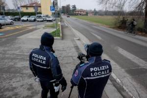 Bologna città 30 - Limiti di velocità da 50 a 30 km/h: secondo giorno di controlli della polizia locale con telelaser