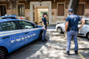 Milano, accoltella la ex e tenta la fuga fermando un'auto per strada