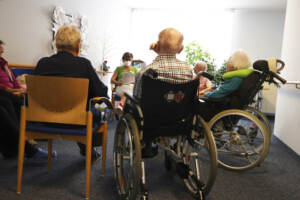 Anziani, 1000 euro in più per gli over 80 non autosufficienti: la bozza del nuovo decreto