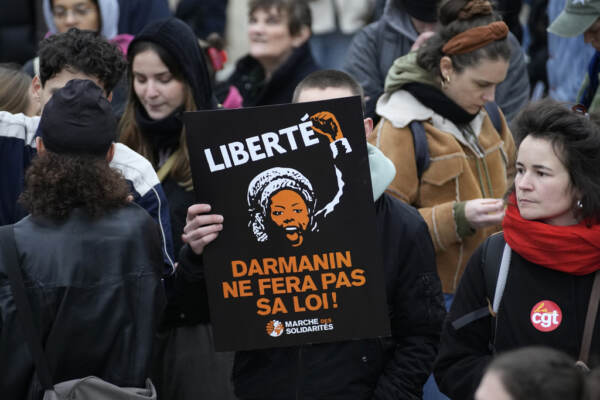Francia, Corte costituzionale boccia gran parte della legge sull’immigrazione