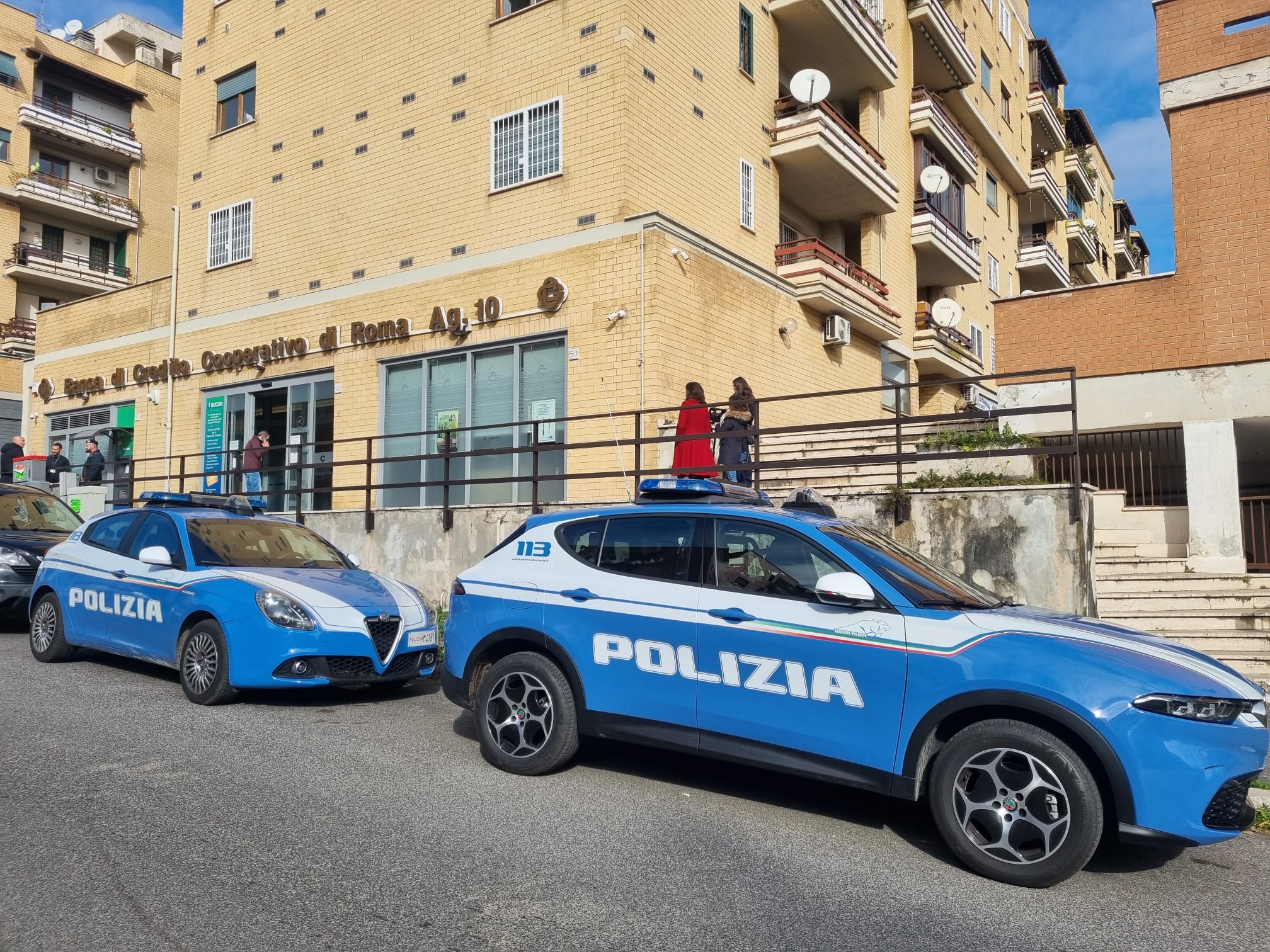 Roma, rapina in banca con ostaggi: fermati i malviventi Roma, rapina in banca con ostaggi: fermati i malviventi