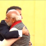 India, l’abbraccio tra Macron e Modi a Jaipur