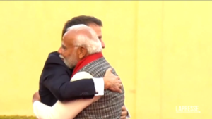 India, l’abbraccio tra Macron e Modi a Jaipur