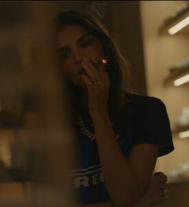 Emily Ratajkowski nel video di Travis Scott, la modella indossa la maglia dell’Inter