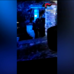 Brescia, bloccato l’uomo che si era barricato in casa dopo aver sparato: le immagini dell’irruzione dei Carabinieri