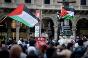Milano in piazza per la Palestina, la manifestazione in Duomo