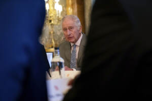 Re Carlo III incontra i giovani leader religiosi e della comunità britannica a Buckingham Palace