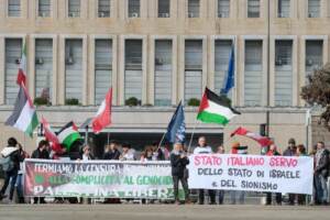 Roma - Davanti alla Farnesina, sede del Ministero degli Esteri, protesta dei sostenitori dei movimenti per la liberazione della Palestina