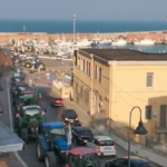 Agricoltori in protesta a Termoli, centinaia di trattori invadono la città