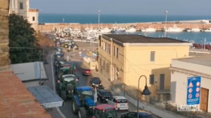 Agricoltori in protesta a Termoli, centinaia di trattori invadono la città