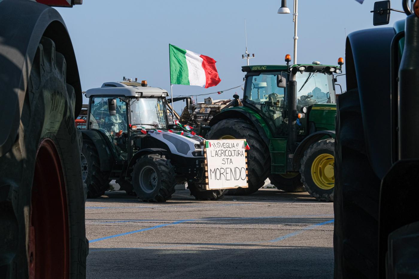 Agricoltura, protesta dei trattori blocca uscita A1 a Orte Agricoltura, protesta dei trattori blocca uscita A1 a Orte