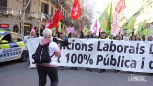 Barcellona, la protesta di infermieri e altri operatori sanitari