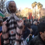 Roma, corteo pro-Palestina: spunta il manichino di Netanyahu