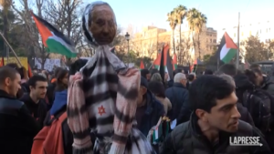 Roma, corteo pro-Palestina: spunta il manichino di Netanyahu