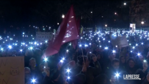 Austria, in migliaia davanti al Parlamento a Vienna contro l’estremismo di destra
