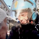 Medioriente, a Milano manifestante 94enne accarezza agente polizia