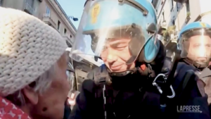 Medioriente, a Milano manifestante 94enne accarezza agente polizia