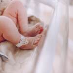 Latina, neonato abbandonato davanti all’ospedale di Aprilia