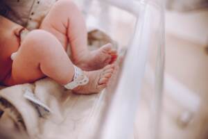Latina, neonato abbandonato davanti all’ospedale di Aprilia