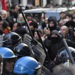 Milano, tentano di far partire il corteo pro Palestina: fermati dalla polizia