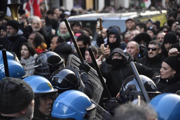 Milano, tentano di far partire il corteo pro Palestina: fermati dalla polizia