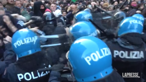 Medioriente, tensione tra polizia e manifestanti al presidio pro-Palestina a Milano