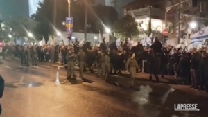 Tel Aviv, scontri tra polizia e manifestanti anti-Netanyahu