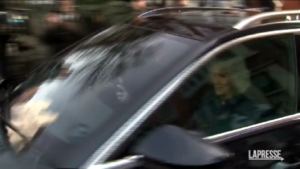 La regina Camilla arriva in ospedale a Londra per una visita al re Carlo