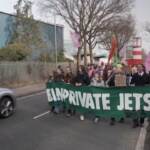 Greta Thunberg guida la protesta a Farnborough contro l’uso di jet privati