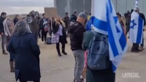 Israele, manifestanti provano a bloccare l’ingresso di aiuti a Gaza
