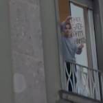 Milano, cartello “free Gaza from Hamas” mostrato ai manifestanti pro Palestina