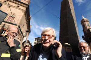Vittorio Sgarbi in visita a Bologna per problema torre Garisenda