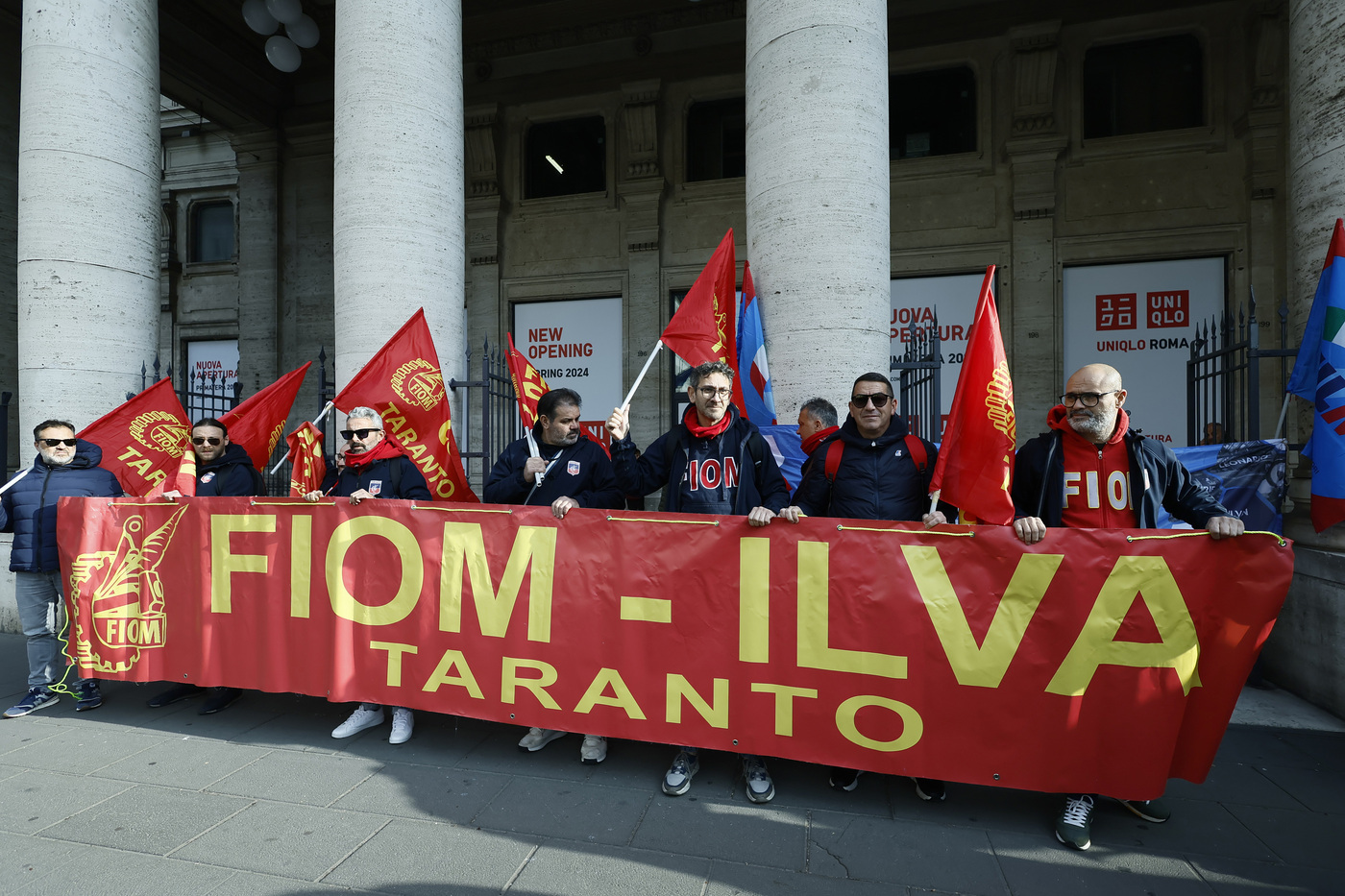 Taranto, 6mila lavoratori ex Ilva in corteo. Landini: “Torni pubblica, no blocco attività”