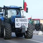 Protesta trattori, corteo tenta blocco casello Orte: interviene polizia