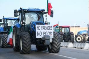 La protesta dei trattori arriva anche in Italia