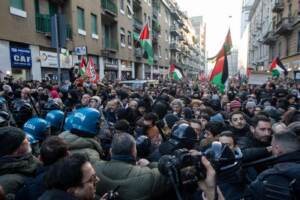 Milano - Scontri tra polizia e manifestanti al corteo pro Palestina non autorizzato in via Padova