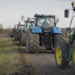 Francia, gli agricoltori accerchiano Parigi