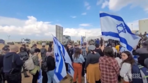Israele, a valico Kerem Shalom la protesta dei familiari degli ostaggi