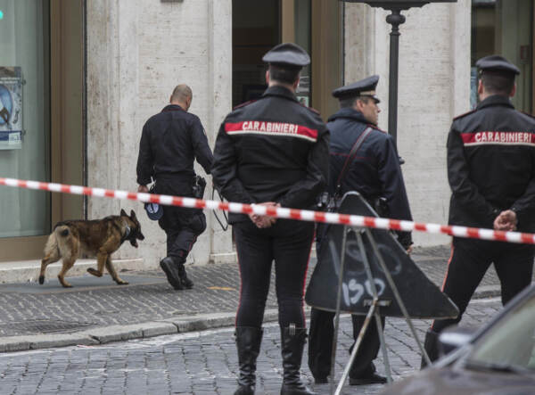 Roma, intervento degli artificieri per una valigia abbandonata in centro