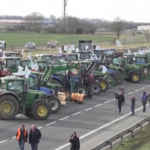 Francia, agricoltori bloccano due autostrade attorno a Parigi