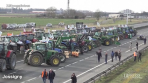Francia, agricoltori bloccano due autostrade attorno a Parigi
