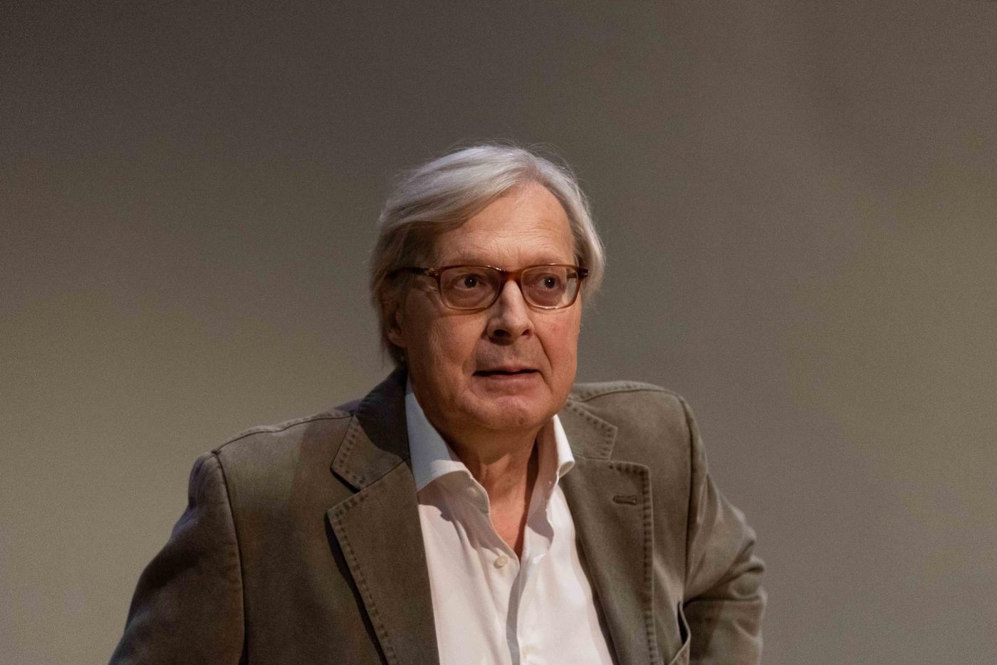 Sgarbi condannato per diffamazione contro Virginia Raggi: 2mila euro multa