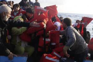 Migranti su barcone soccorsi da Medecins Sans Frontiers nel mar Mediterraneo