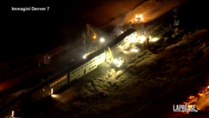 Colorado, treno si scontra con camion e deraglia