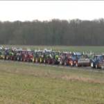 Protesta agricoltori in Francia, barricate in autostrada vicino a Parigi