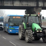 Protesta agricoltori a Milano con i trattori a passo d’uomo, caos e disagi