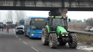 Protesta agricoltori a Milano con i trattori a passo d’uomo, caos e disagi