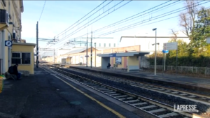 Brescia, treno travolge e uccide operaio 51enne: le immagini dalla stazione di Chiari